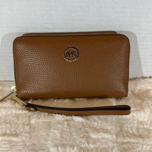 NWT Michael Kors Fulton, large flat phone case, leather brown clutch